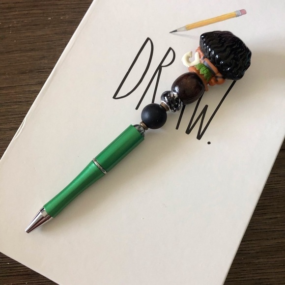 Disney Doorables: Moana: Maui handmade beaded pen - Picture 3 of 3